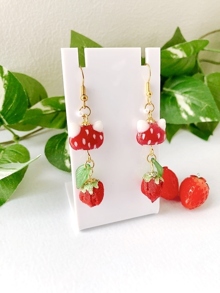 ミニ猫風鈴とつまみ細工ピアス 苺ver. つまみ細工 ピアス イヤリング変更無料 プレゼント いちご 猫 赤 つぶつぶ 夏 プレゼント 風鈴