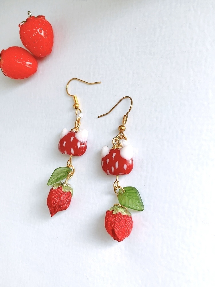 ミニ猫風鈴とつまみ細工ピアス 苺ver. つまみ細工 ピアス イヤリング変更無料 プレゼント いちご 猫 赤 つぶつぶ 夏 プレゼント 風鈴