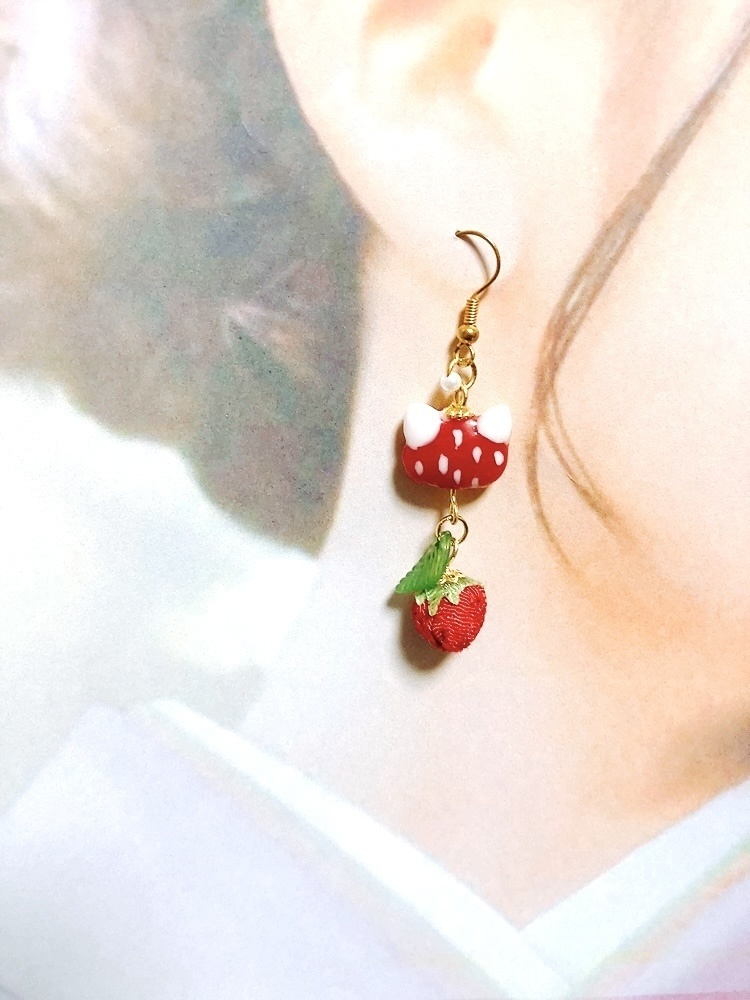 ミニ猫風鈴とつまみ細工ピアス 苺ver. つまみ細工 ピアス イヤリング変更無料 プレゼント いちご 猫 赤 つぶつぶ 夏 プレゼント 風鈴