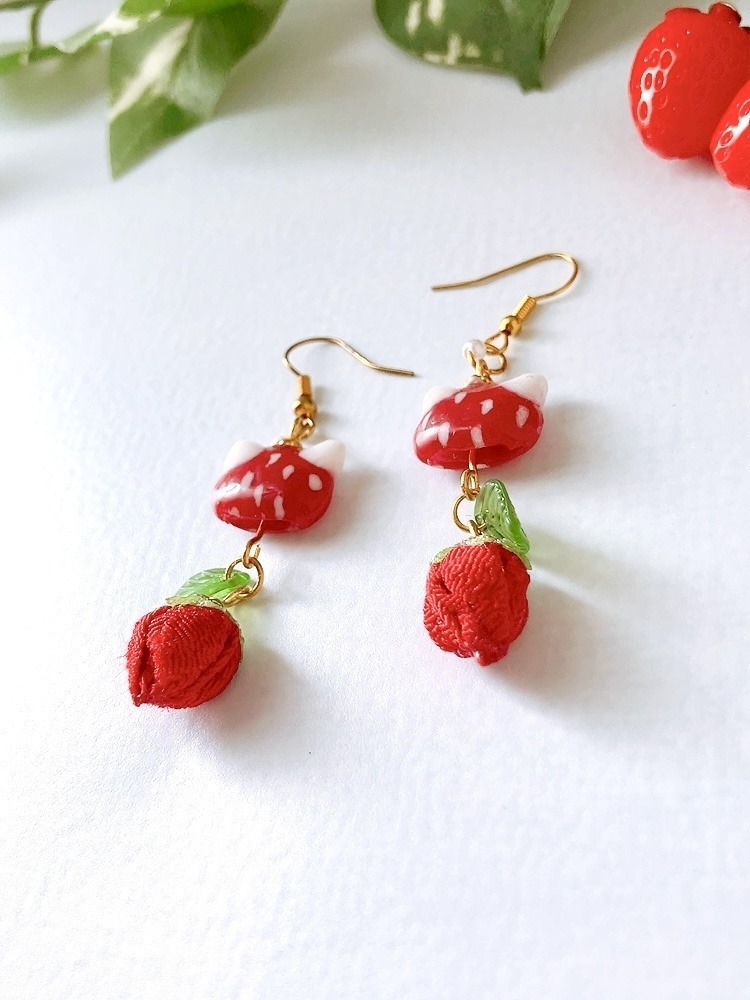 ミニ猫風鈴とつまみ細工ピアス 苺ver. つまみ細工 ピアス イヤリング変更無料 プレゼント いちご 猫 赤 つぶつぶ 夏 プレゼント 風鈴