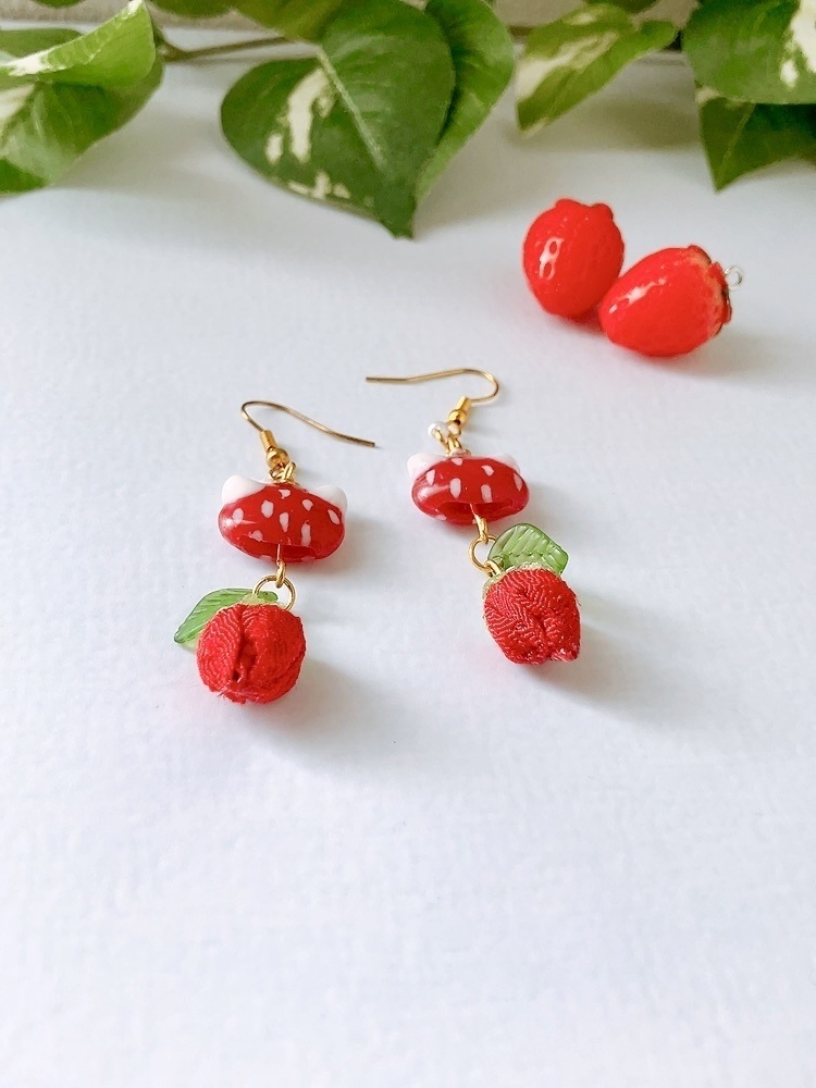 ミニ猫風鈴とつまみ細工ピアス 苺ver. つまみ細工 ピアス イヤリング変更無料 プレゼント いちご 猫 赤 つぶつぶ 夏 プレゼント 風鈴