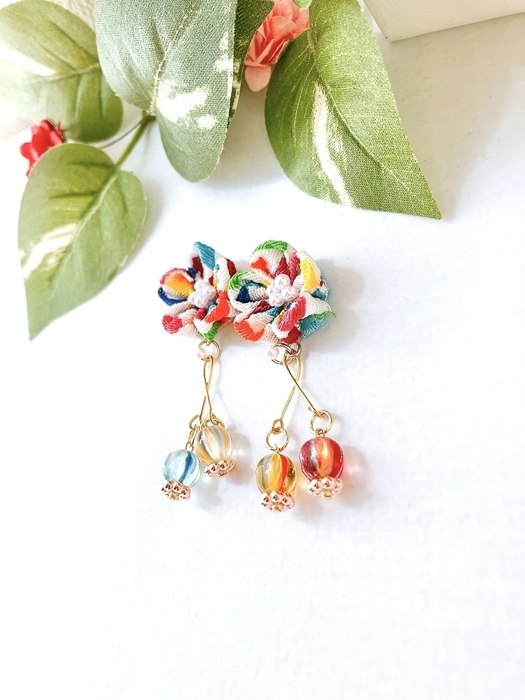 てまり飴と鮮明なつまみ細工ピアス 2色 イヤリング ピアス プレゼント カラフル ハイカラ 飴 京飴 市松模様 鱗 イヤリング無料 ちりめん あめ 柄