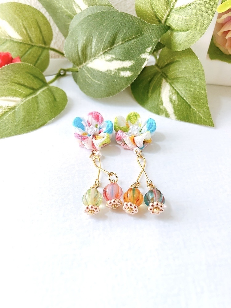 てまり飴と鮮明なつまみ細工ピアス 2色 イヤリング ピアス プレゼント カラフル ハイカラ 飴 京飴 市松模様 鱗 イヤリング無料 ちりめん あめ 柄