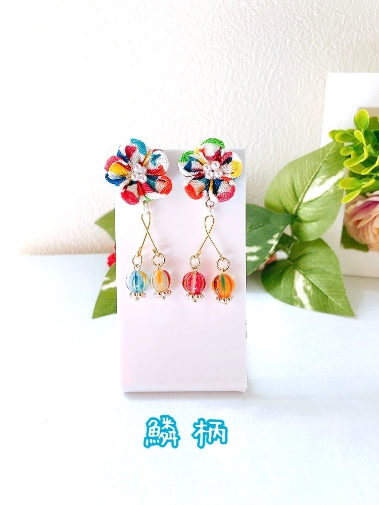 てまり飴と鮮明なつまみ細工ピアス 2色 イヤリング ピアス プレゼント カラフル ハイカラ 飴 京飴 市松模様 鱗 イヤリング無料 ちりめん あめ 柄