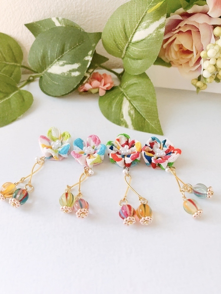 てまり飴と鮮明なつまみ細工ピアス 2色 イヤリング ピアス プレゼント カラフル ハイカラ 飴 京飴 市松模様 鱗 イヤリング無料 ちりめん あめ 柄