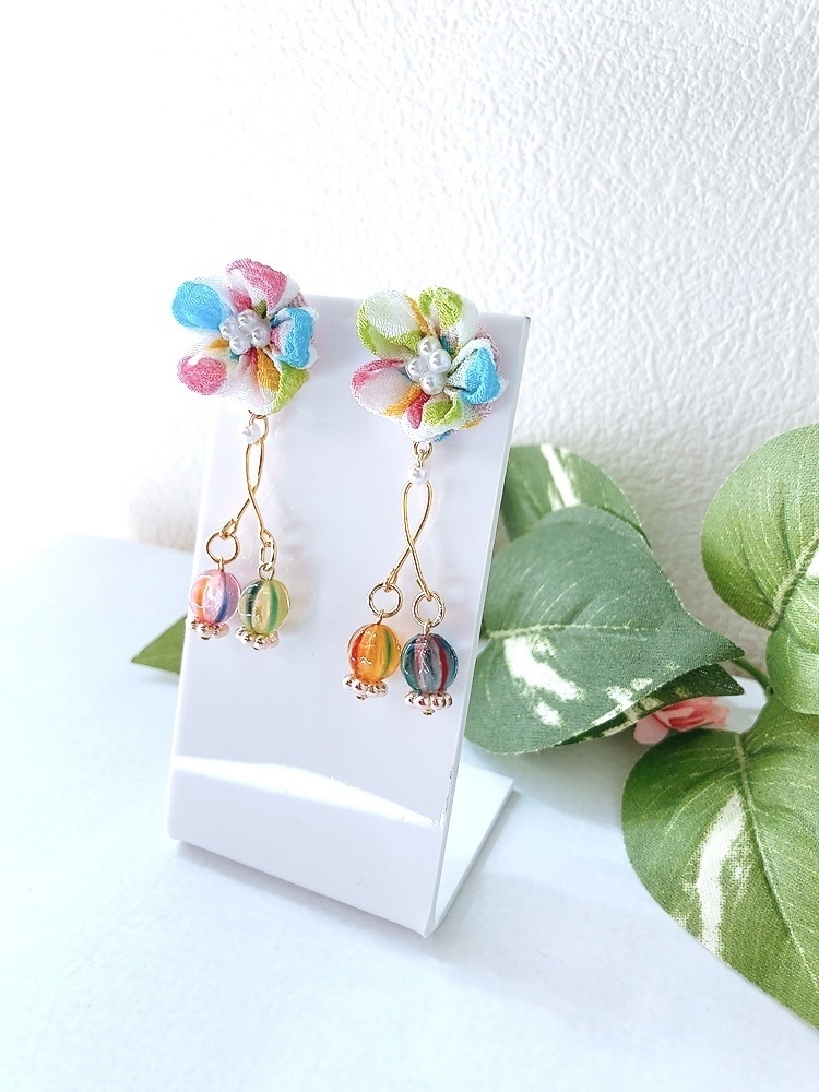 てまり飴と鮮明なつまみ細工ピアス 2色 イヤリング ピアス プレゼント カラフル ハイカラ 飴 京飴 市松模様 鱗 イヤリング無料 ちりめん あめ 柄