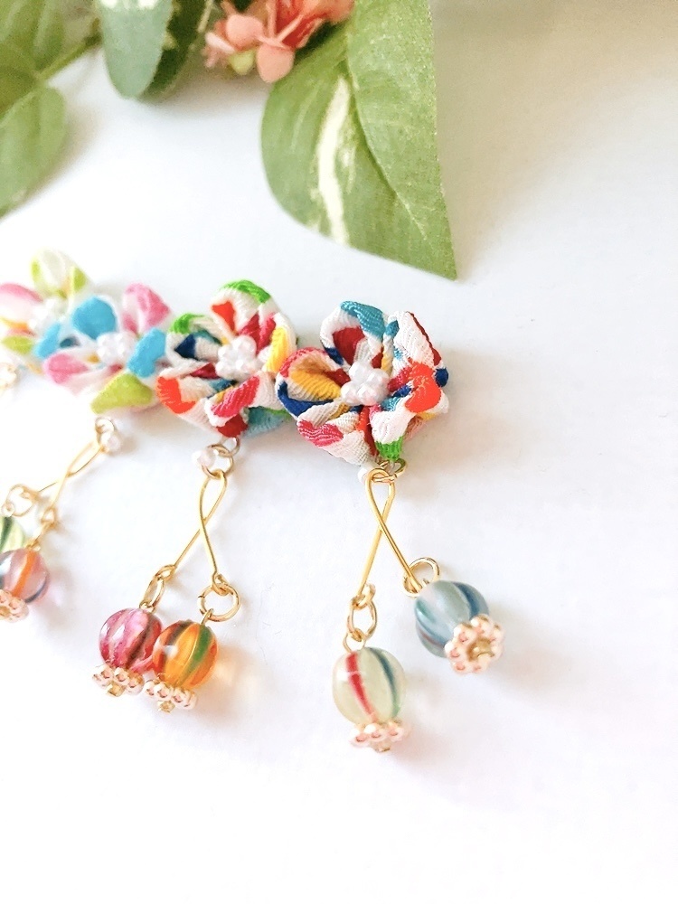 てまり飴と鮮明なつまみ細工ピアス 2色 イヤリング ピアス プレゼント カラフル ハイカラ 飴 京飴 市松模様 鱗 イヤリング無料 ちりめん あめ 柄