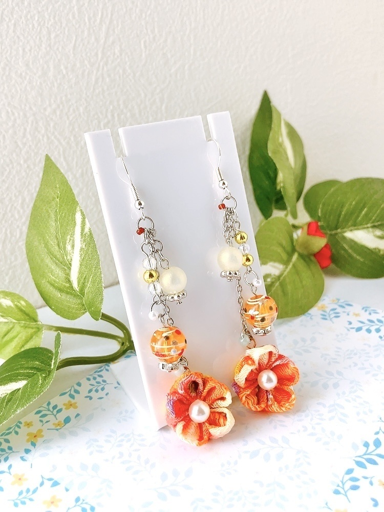 ヨーヨー×つまみ細工のピアス 橙色 イヤリング 水風船 つまみ細工 ピアス イヤリング無料 シンプル 浴衣 着物 和 祭り ヨーヨー 和装