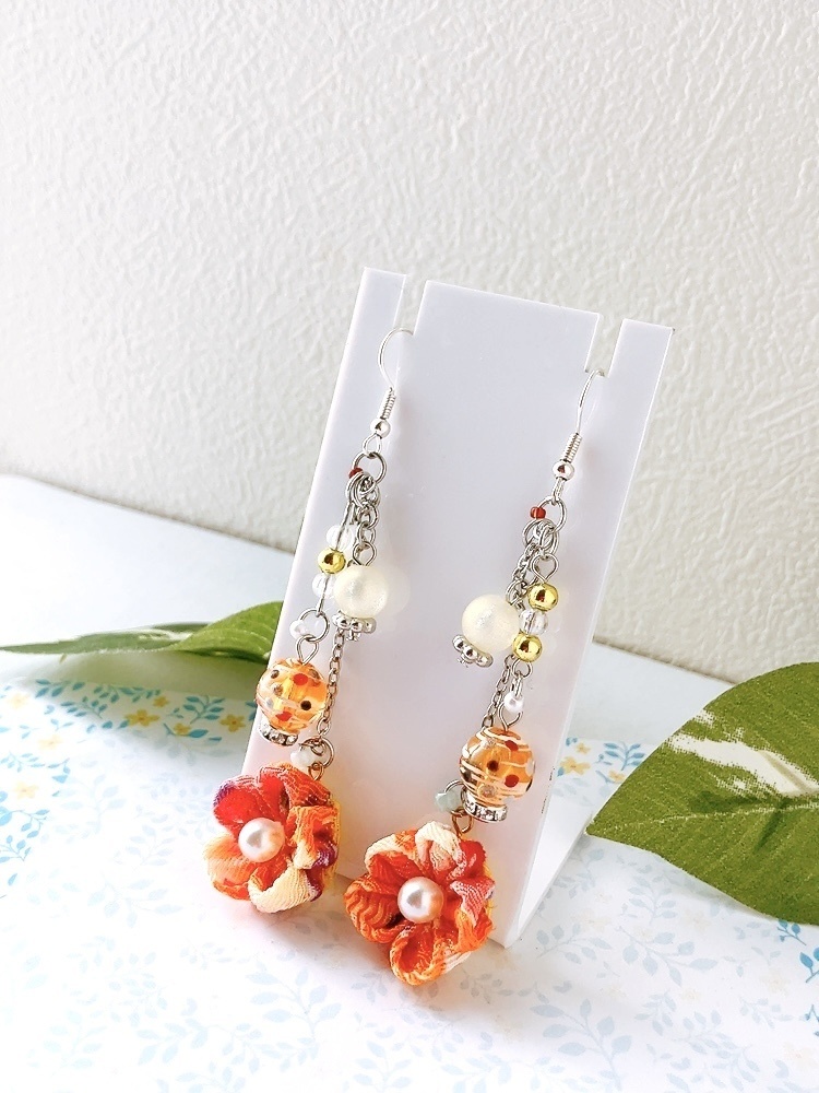 ヨーヨー×つまみ細工のピアス 橙色 イヤリング 水風船 つまみ細工 ピアス イヤリング無料 シンプル 浴衣 着物 和 祭り ヨーヨー 和装