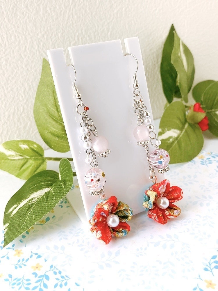 ヨーヨー×つまみ細工のピアス 紅色 イヤリング 水風船 つまみ細工 ピアス イヤリング無料 シンプル 浴衣 着物 和 祭り ヨーヨー 和装 赤