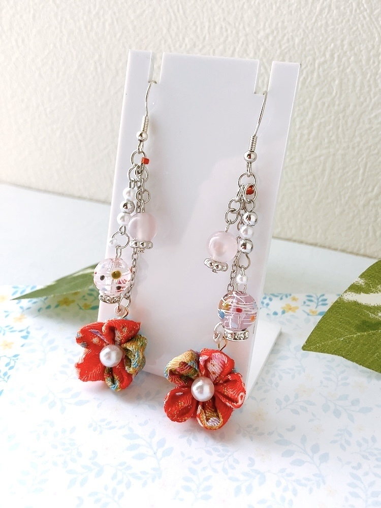 ヨーヨー×つまみ細工のピアス 紅色 イヤリング 水風船 つまみ細工 ピアス イヤリング無料 シンプル 浴衣 着物 和 祭り ヨーヨー 和装 赤