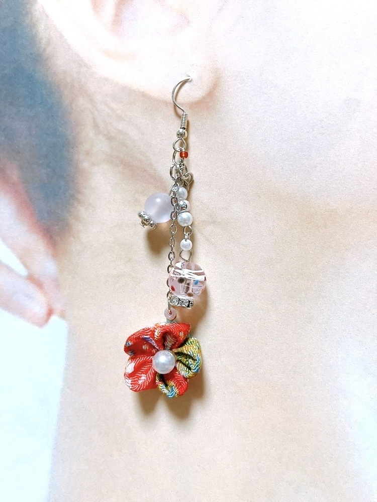 ヨーヨー×つまみ細工のピアス 紅色 イヤリング 水風船 つまみ細工 ピアス イヤリング無料 シンプル 浴衣 着物 和 祭り ヨーヨー 和装 赤