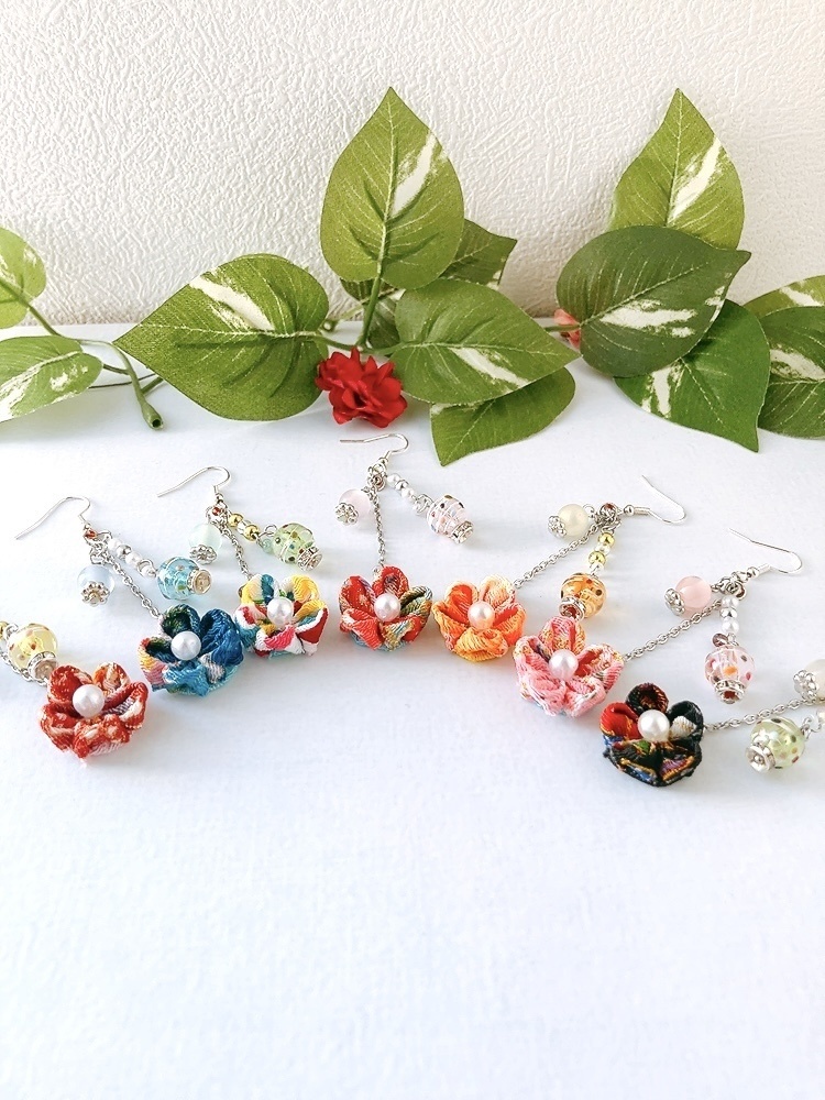 ヨーヨー×つまみ細工のピアス 紅色 イヤリング 水風船 つまみ細工 ピアス イヤリング無料 シンプル 浴衣 着物 和 祭り ヨーヨー 和装 赤