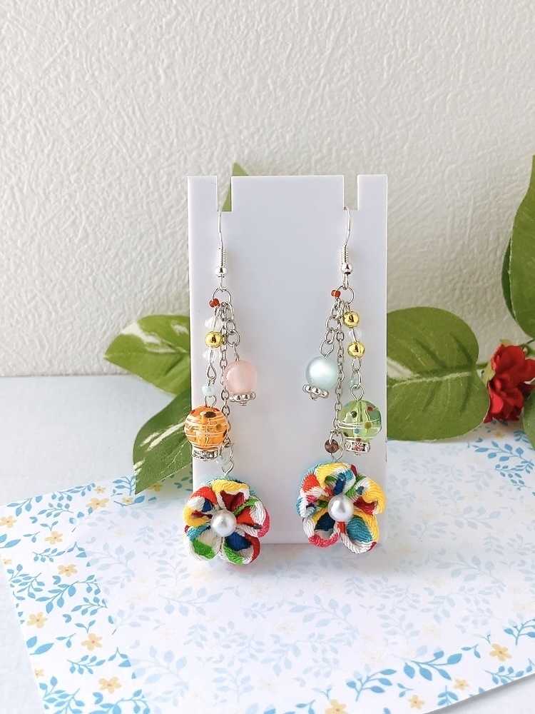 ヨーヨー×つまみ細工のピアス　カラフル色　イヤリング　水風船　つまみ細工　ピアス　イヤリング無料　シンプル　浴衣　着物　和　祭り　ヨーヨー　和装　カラフル　鱗　柄