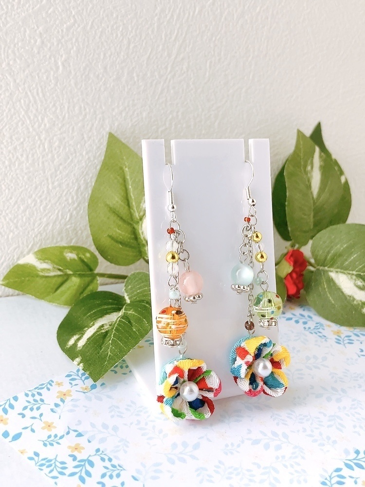 ヨーヨー×つまみ細工のピアス カラフル色 イヤリング 水風船 つまみ細工 ピアス イヤリング無料 シンプル 浴衣 着物 和 祭り ヨーヨー 和装 カラフル 鱗 柄