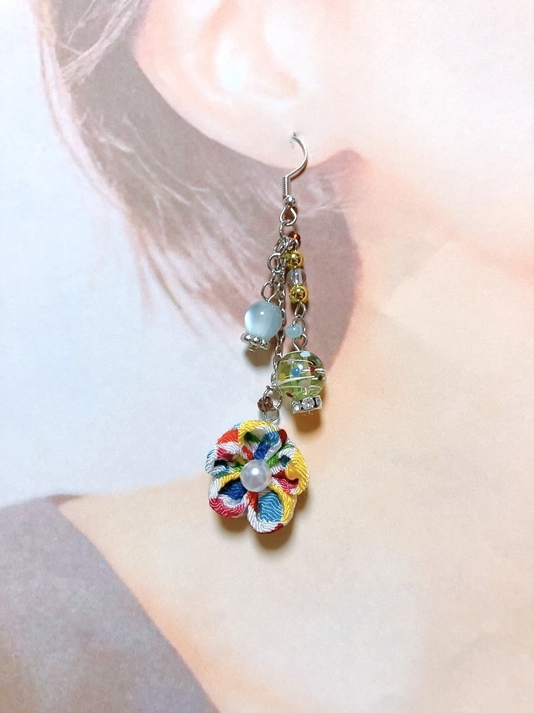 ヨーヨー×つまみ細工のピアス カラフル色 イヤリング 水風船 つまみ細工 ピアス イヤリング無料 シンプル 浴衣 着物 和 祭り ヨーヨー 和装 カラフル 鱗 柄