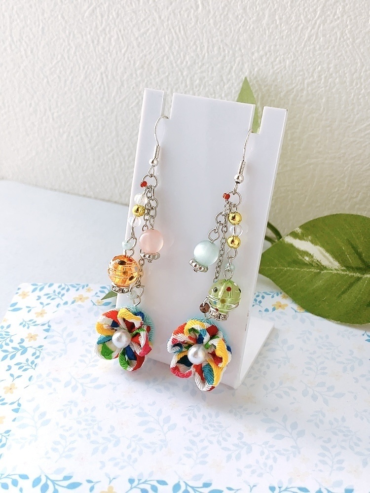 ヨーヨー×つまみ細工のピアス カラフル色 イヤリング 水風船 つまみ細工 ピアス イヤリング無料 シンプル 浴衣 着物 和 祭り ヨーヨー 和装 カラフル 鱗 柄