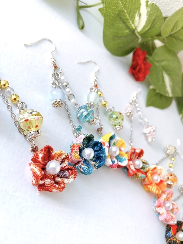 ヨーヨー×つまみ細工のピアス カラフル色 イヤリング 水風船 つまみ細工 ピアス イヤリング無料 シンプル 浴衣 着物 和 祭り ヨーヨー 和装 カラフル 鱗 柄