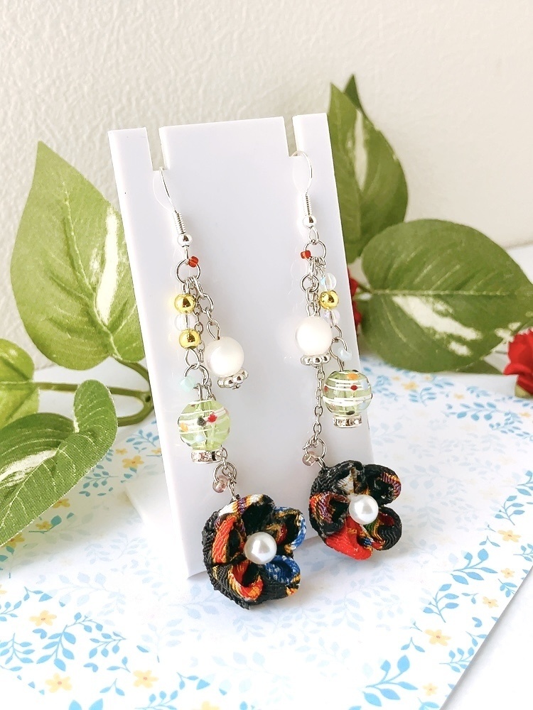 ヨーヨー×つまみ細工のピアス 漆黒色 イヤリング 水風船 つまみ細工 ピアス イヤリング無料 シンプル 浴衣 着物 和 祭り ヨーヨー 和装 ブラック