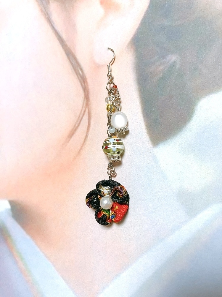 ヨーヨー×つまみ細工のピアス 漆黒色 イヤリング 水風船 つまみ細工 ピアス イヤリング無料 シンプル 浴衣 着物 和 祭り ヨーヨー 和装 ブラック