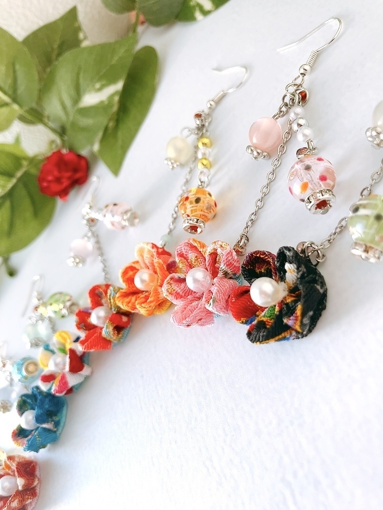 ヨーヨー×つまみ細工のピアス 漆黒色 イヤリング 水風船 つまみ細工 ピアス イヤリング無料 シンプル 浴衣 着物 和 祭り ヨーヨー 和装 ブラック