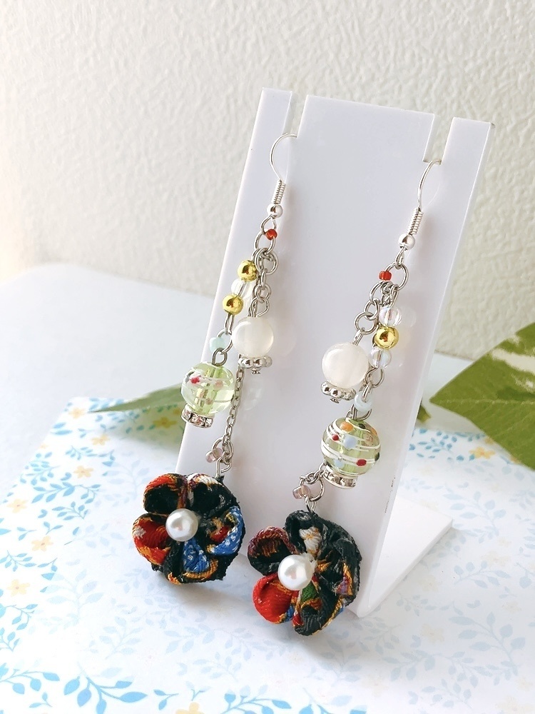 ヨーヨー×つまみ細工のピアス 漆黒色 イヤリング 水風船 つまみ細工 ピアス イヤリング無料 シンプル 浴衣 着物 和 祭り ヨーヨー 和装 ブラック