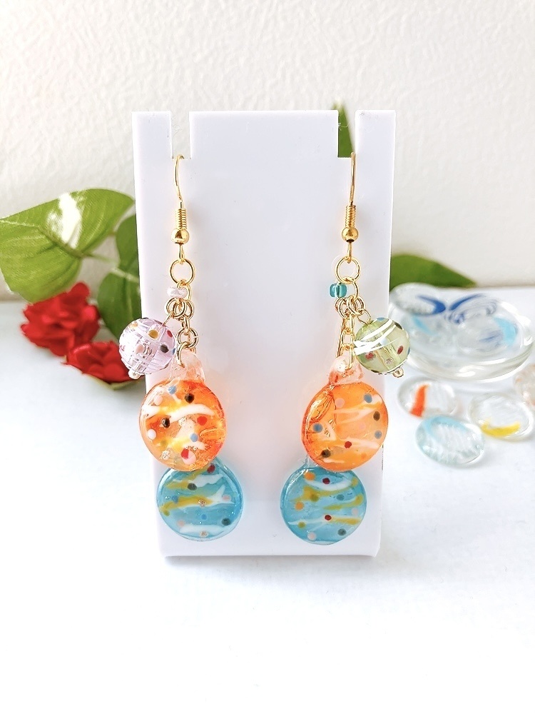 おはじき水風船ピアス　赤×水色　ピアス　イヤリング　イヤリング無料　プレゼント　夏　ヨーヨー　レジン　水風船　ブルー　おはじき　カラフル　金属アレルギー対応