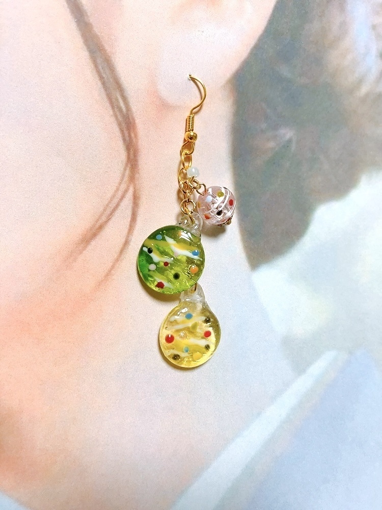 おはじき水風船ピアス 黄色×緑 ピアス イヤリング イヤリング無料 プレゼント 夏 ヨーヨー レジン 水風船 グリーン おはじき カラフル 金属アレルギー対応 イヤリング