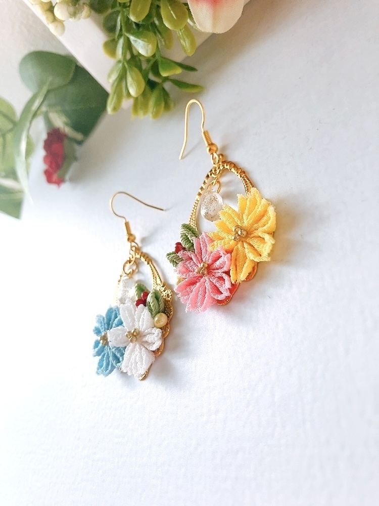 彩りコスモスの秋色つまみ細工ピアス イヤリング無料 ピアス イヤリング つまみ ハンドメイド 秋 プレゼント 秋桜 ゴールド 花 コスモス フラワー ビーズ