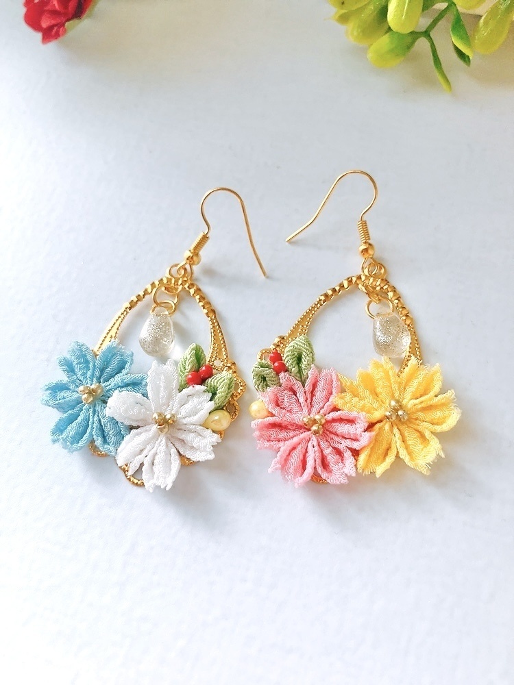 彩りコスモスの秋色つまみ細工ピアス イヤリング無料 ピアス イヤリング つまみ ハンドメイド 秋 プレゼント 秋桜 ゴールド 花 コスモス フラワー ビーズ