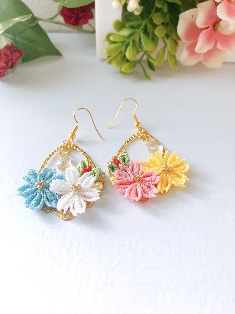 彩りコスモスの秋色つまみ細工ピアス イヤリング無料 ピアス イヤリング つまみ ハンドメイド 秋 プレゼント 秋桜 ゴールド 花 コスモス フラワー ビーズ