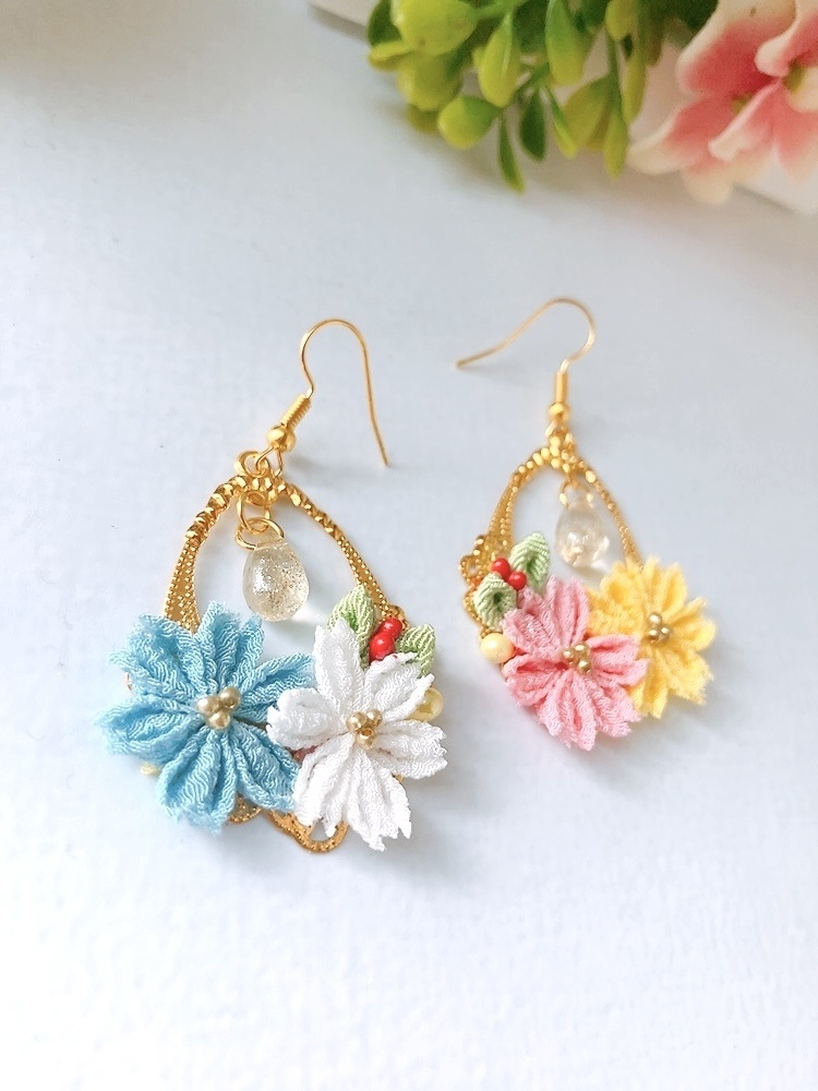 彩りコスモスの秋色つまみ細工ピアス イヤリング無料 ピアス イヤリング つまみ ハンドメイド 秋 プレゼント 秋桜 ゴールド 花 コスモス フラワー ビーズ