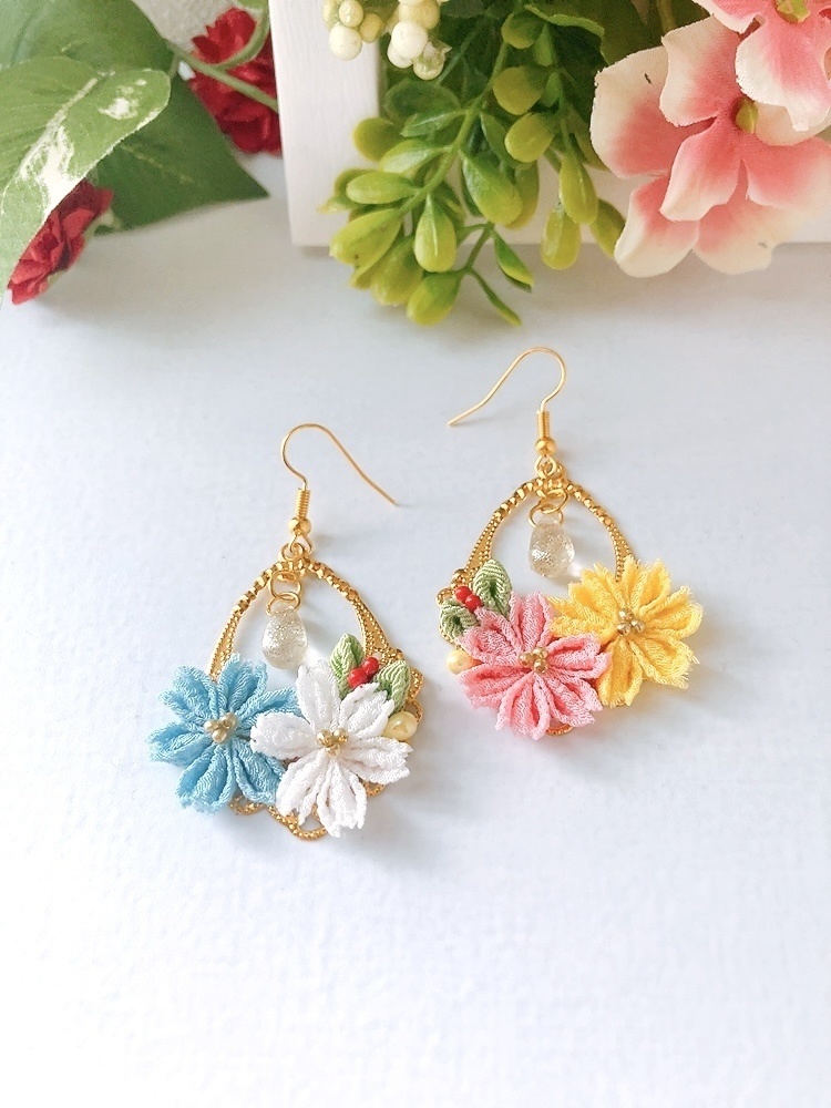 彩りコスモスの秋色つまみ細工ピアス イヤリング無料 ピアス イヤリング つまみ ハンドメイド 秋 プレゼント 秋桜 ゴールド 花 コスモス フラワー ビーズ