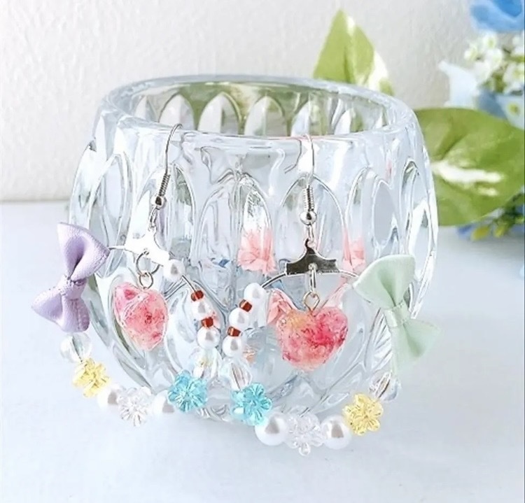 揺れるハート♡のフックピアス イヤリング ピアス イヤリング無料 ビーズ レジン フープ ビーズ ドライフラワー ハート 金属アレルギー対応