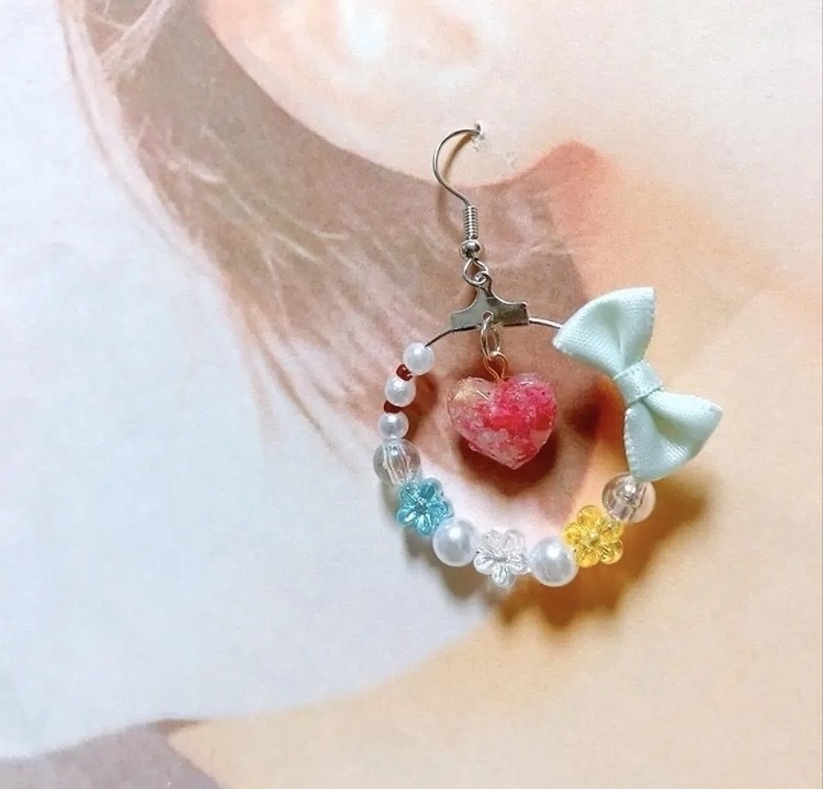 揺れるハート♡のフックピアス イヤリング ピアス イヤリング無料 ビーズ レジン フープ ビーズ ドライフラワー ハート 金属アレルギー対応