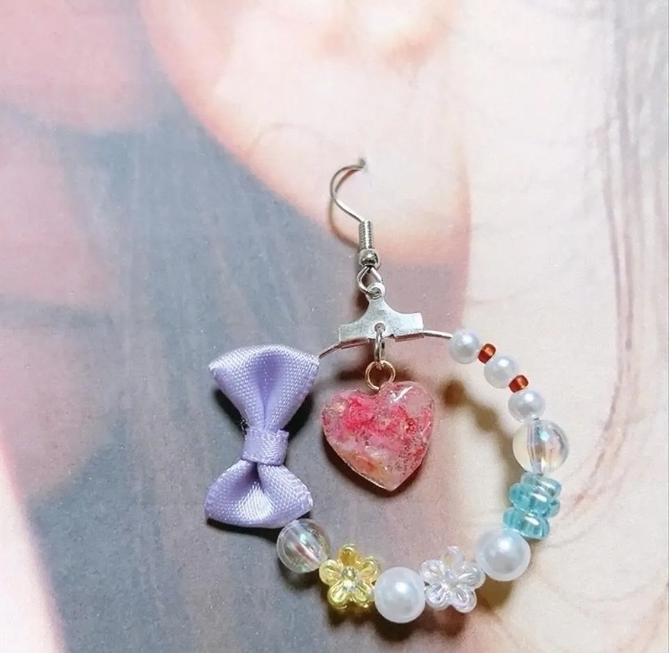 揺れるハート♡のフックピアス イヤリング ピアス イヤリング無料 ビーズ レジン フープ ビーズ ドライフラワー ハート 金属アレルギー対応