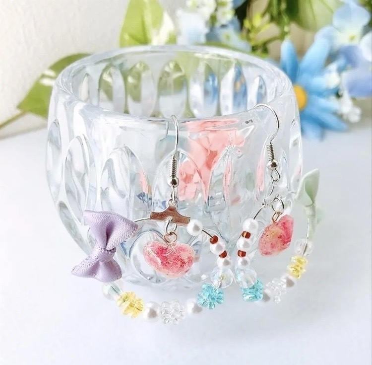 揺れるハート♡のフックピアス イヤリング ピアス イヤリング無料 ビーズ レジン フープ ビーズ ドライフラワー ハート 金属アレルギー対応