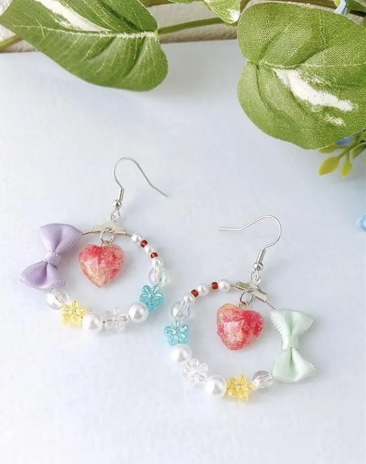 揺れるハート♡のフックピアス イヤリング ピアス イヤリング無料 ビーズ レジン フープ ビーズ ドライフラワー ハート 金属アレルギー対応