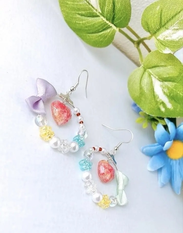 揺れるハート♡のフックピアス イヤリング ピアス イヤリング無料 ビーズ レジン フープ ビーズ ドライフラワー ハート 金属アレルギー対応