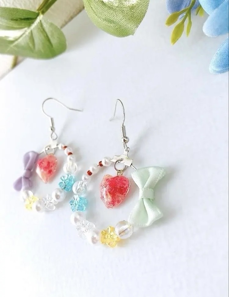 揺れるハート♡のフックピアス イヤリング ピアス イヤリング無料 ビーズ レジン フープ ビーズ ドライフラワー ハート 金属アレルギー対応