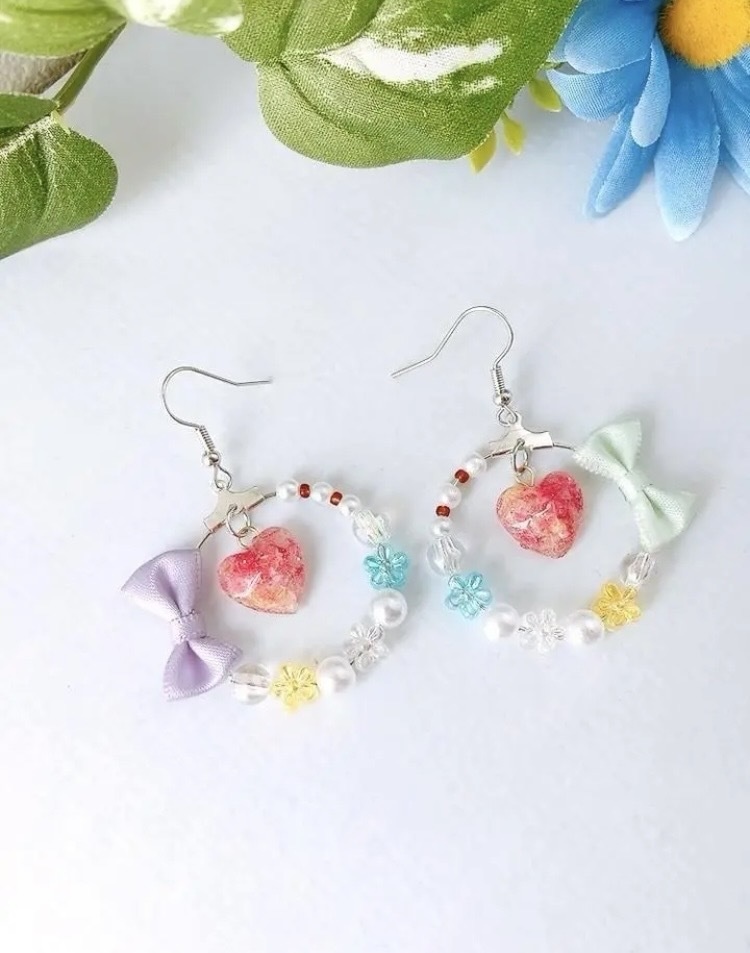 揺れるハート♡のフックピアス　イヤリング　ピアス　イヤリング無料　ビーズ　レジン　フープ　ビーズ　ドライフラワー　ハート　金属アレルギー対応