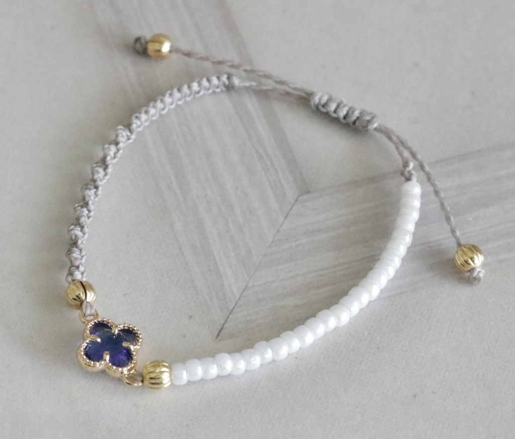 ブルークローバーのブレスレット