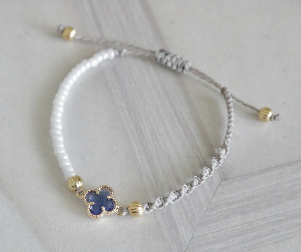 ブルークローバーのブレスレット