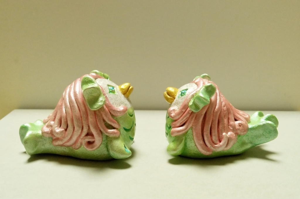 アマビエ陶器人形(グリーン(髪ピンク)