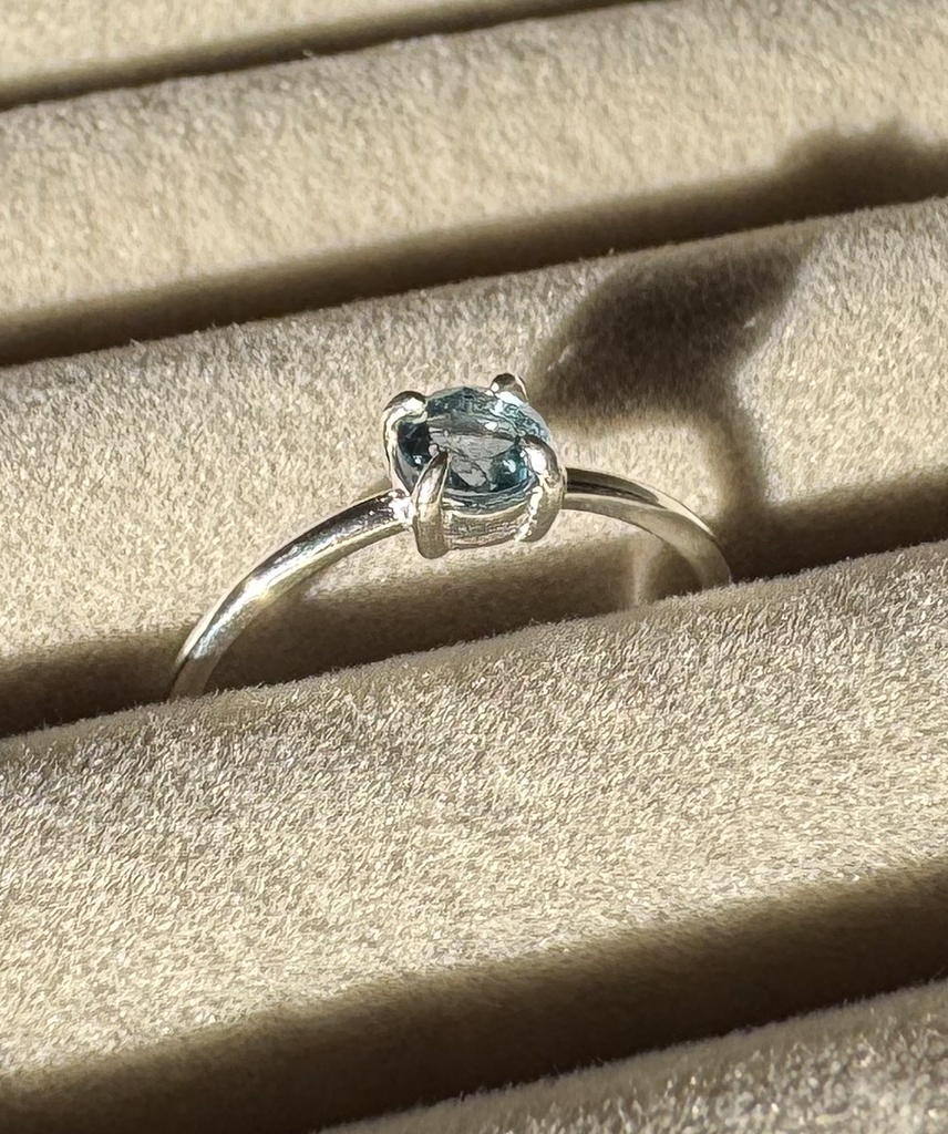 R04　天然石リング(ロンドンブルートパーズ)