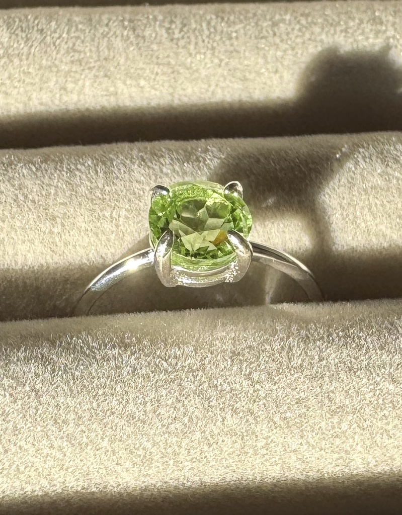 R07　天然石リング(ペリドット)