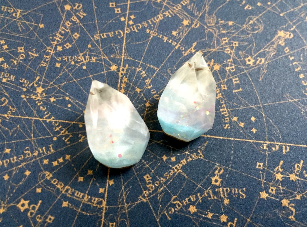 雪の鉱石のピアスorイヤリング