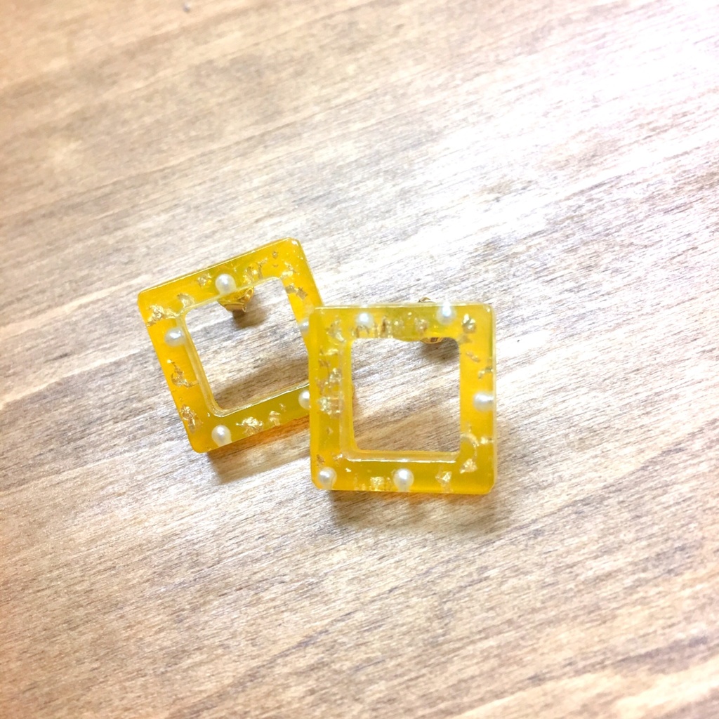 秋色スクエアピアス(マスタード)