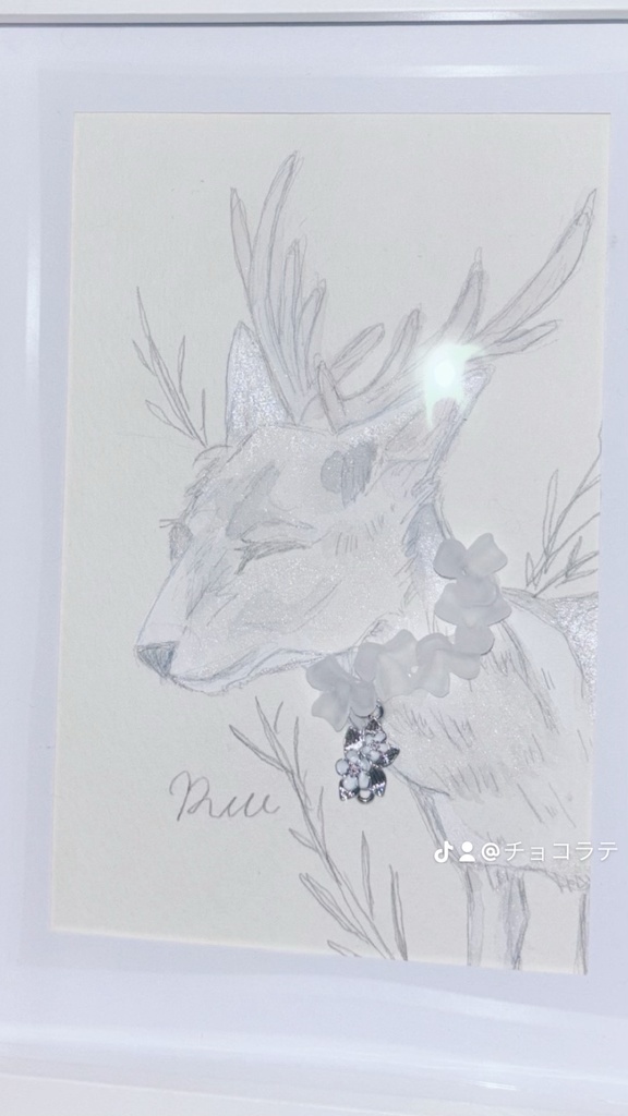 悲しみにより寄り添うアルビノの鹿