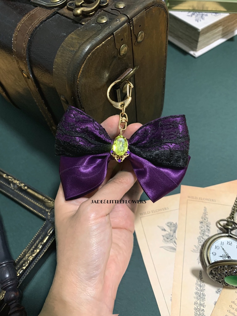 【マルイメージ】ディセンダント2舞踏会のドレスの概念アクセ、紫のサテンリボンとコウモリのレース、怪しく光る黄緑のビジューのヘアアクセサリー(ヘアゴム、バレッタ、キーホルダーから)